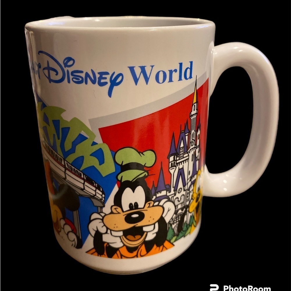 WALT DISNEY WORLD COLLECTIBLE COFFE MUG